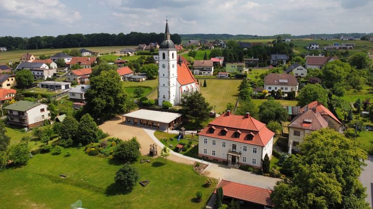 Stará Ves nad Ondřejnicí foto kostel Sv. Narození sv. Jana Křitele, fara a okolí 